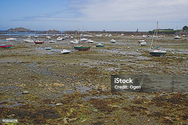 Stranded Лодки В Бретань — стоковые фотографии и другие картинки Бретань - Бретань, Без людей, Вода