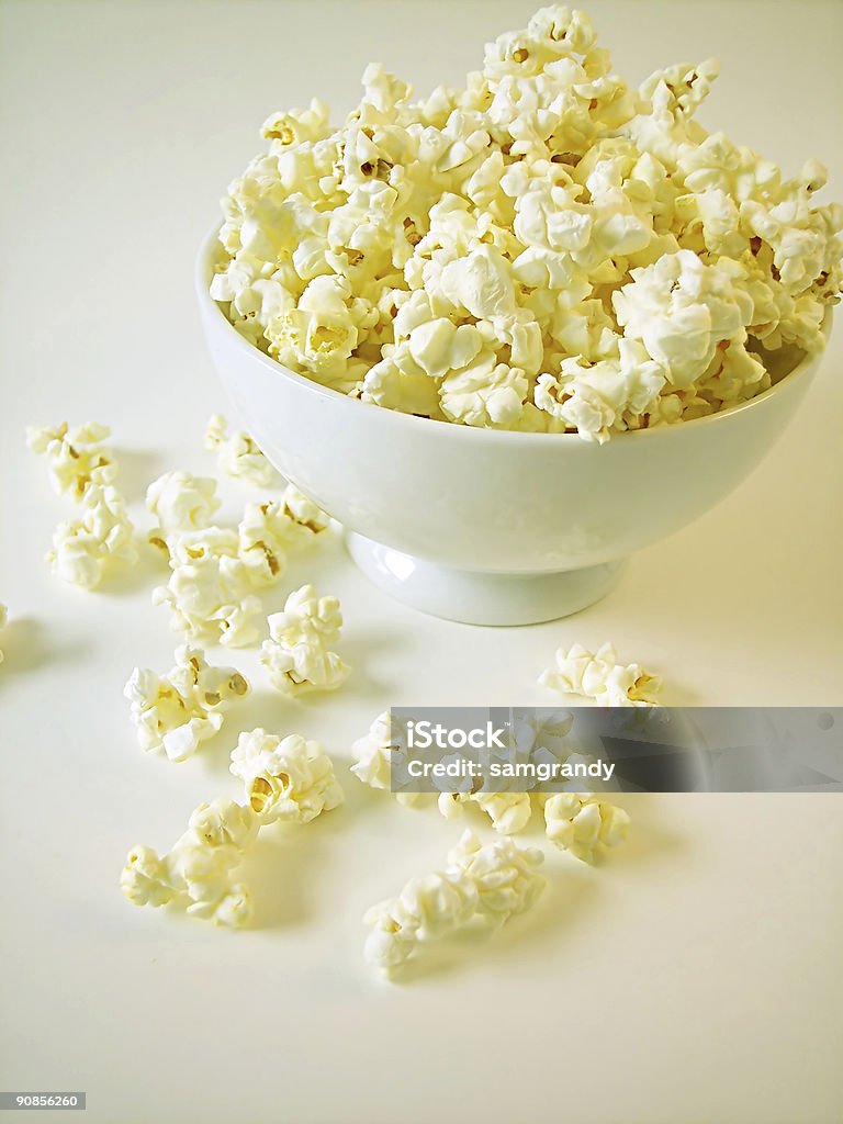 Bianco ciotola di Popcorn - Foto stock royalty-free di Alimentazione non salutare