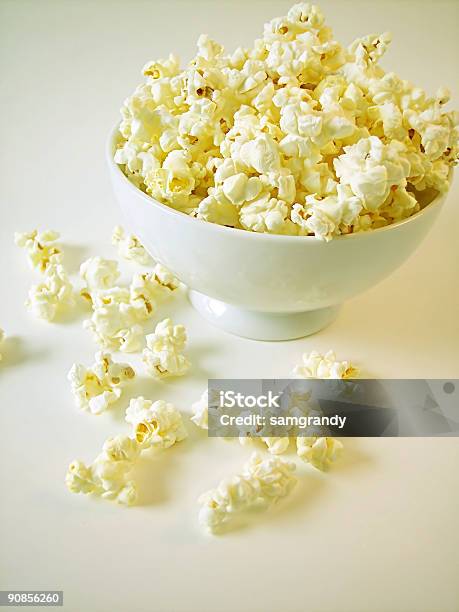 Bianco Ciotola Di Popcorn - Fotografie stock e altre immagini di Alimentazione non salutare - Alimentazione non salutare, Alimentazione sana, Bianco