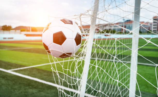 サッカー ボールがネットに当たって - soccer man made material goal post grass ストックフォトと画像