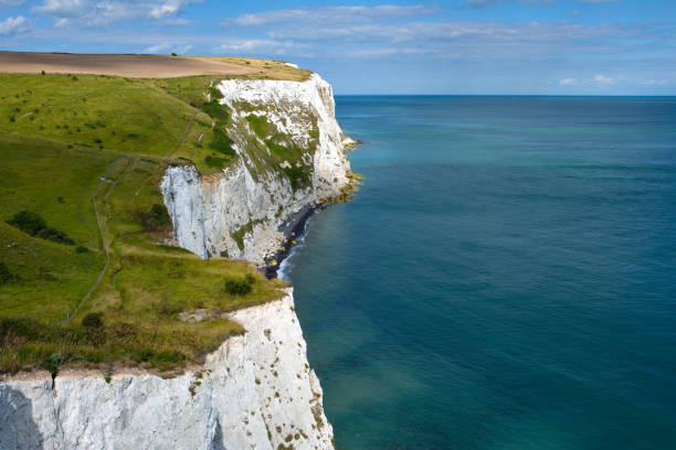 белые скалы дувра - horizon over water england uk summer стоковые фото и изображения