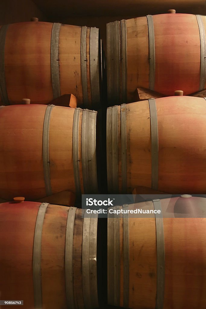 Barris de vinho - Foto de stock de Adega - Característica arquitetônica royalty-free