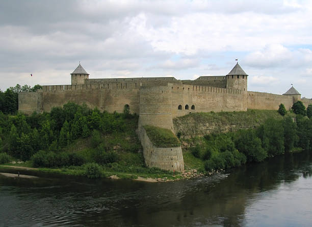 vue de ivangorod forteresse - germany fort castle german deutschemarks photos et images de collection