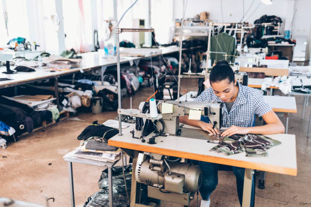 sarto e lavoratore in fabbrica di abbigliamento cinese - working tailor stitch sewing foto e immagini stock