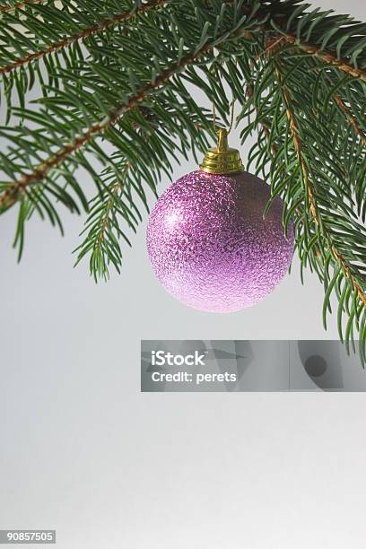 Bola De Navidad Púrpura Decoración Foto de stock y más banco de imágenes de Abeto - Abeto, Abeto Picea, Adorno de navidad