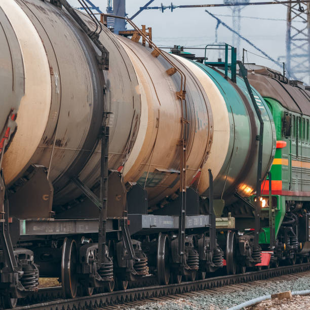 istock Green diesel locomotive 908590254
