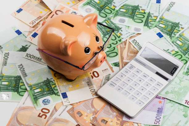 istock Piggy Bank With Glasses 908596530