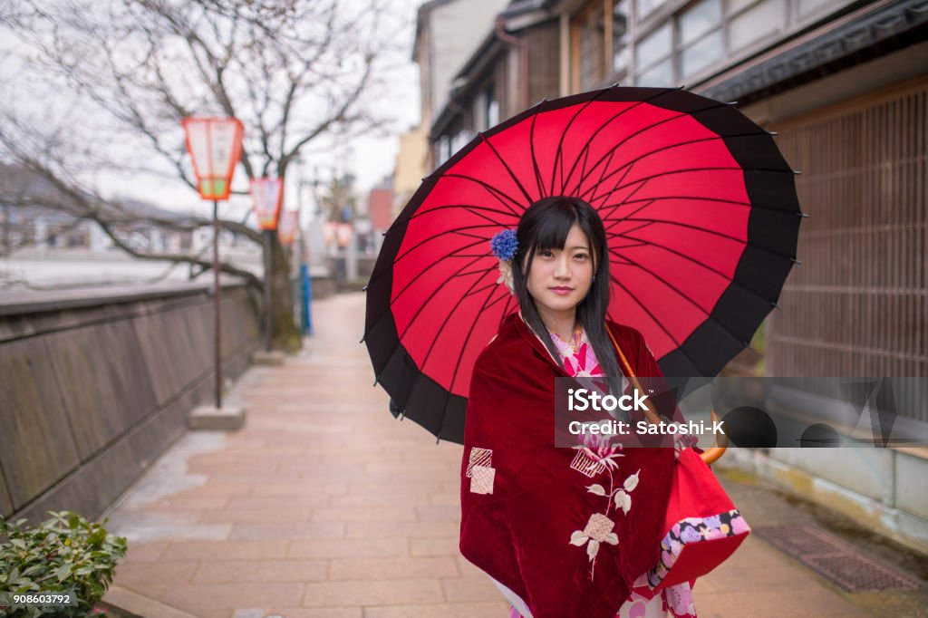 solo Advertencia impactante Mujer En Kimono Con Paraguas De Estilo Japonés Foto de stock y más banco de  imágenes de Kanazawa - Kanazawa, 20-24 años, Accesorio para el pelo - iStock