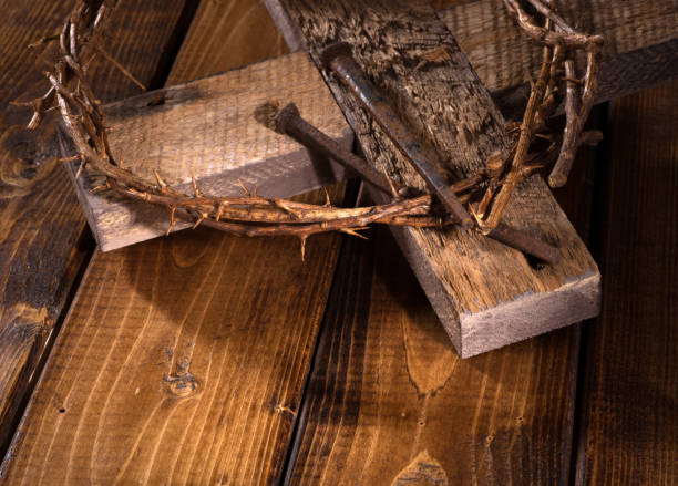 istock Cross and Crown of Thorns 908605400
