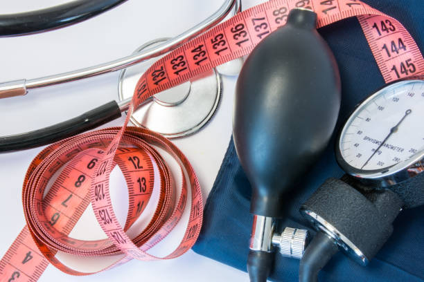 Weight gain or loss and high or low blood pressure concept. Measuring tape, stethoscope and sphygmomanometer. Effect of obesity, increased body weight or slimming on indicators of human blood pressure Weight gain or loss and high or low blood pressure concept. Measuring tape, stethoscope and sphygmomanometer. Effect of obesity, increased body weight or slimming on indicators of human blood pressure low body fat stock pictures, royalty-free photos & images