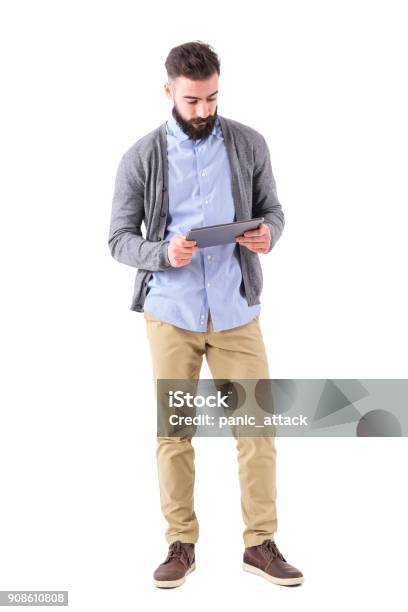 Photo libre de droit de Jeune Adulte Barbu Hipster Tenant Et En Regardant Les Tablet Pc banque d'images et plus d'images libres de droit de Hommes