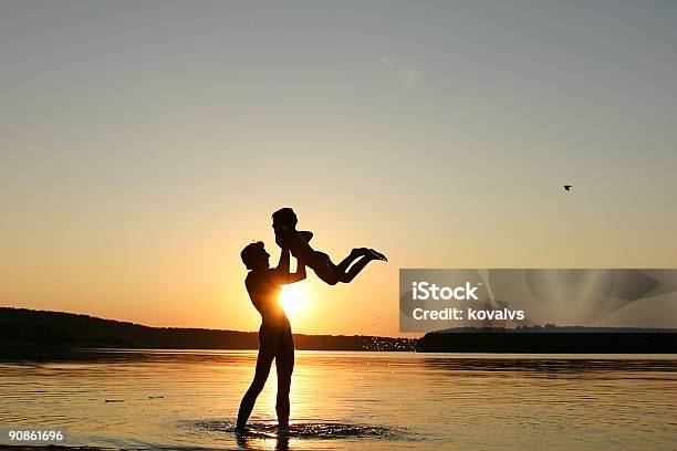 Famiglia Felice - Fotografie stock e altre immagini di Adulto - Adulto, Allegro, Ambientazione esterna