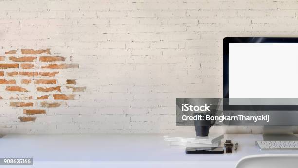 Arbeitsbereich Schreibtisch Und Desktopcomputer Mit Textfreiraum Für Produkt Anzeigen Montage Stockfoto und mehr Bilder von Schreibtisch