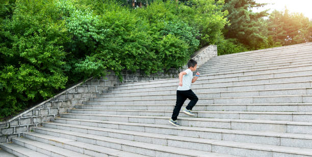 야외 계단을 등산 하는 어린 소년 - healthy lifestyle nature sports shoe childhood 뉴스 사진 이미지