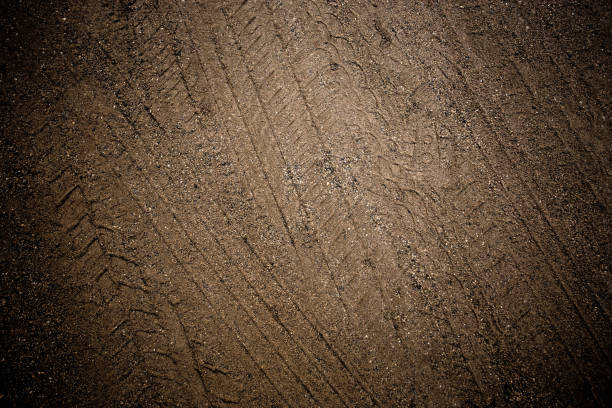 шины трек на грязи песок или грязь, ретро тон, гранж тон, диск на песке, внедорожных трек - dirt road textured dirt mud стоковые фото и изображения