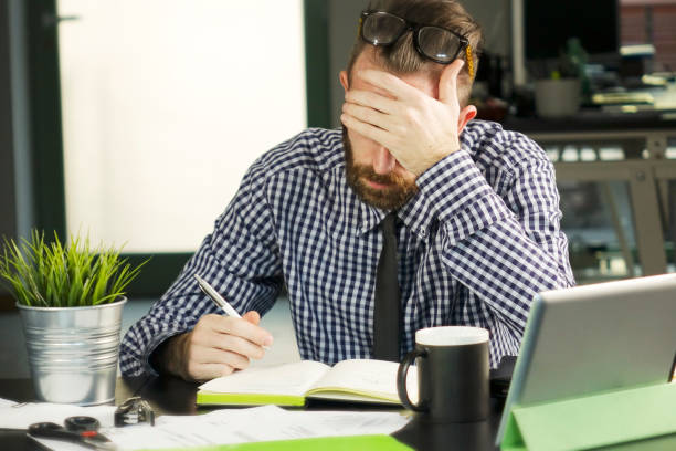 istock Office man in stressful moments 908633450