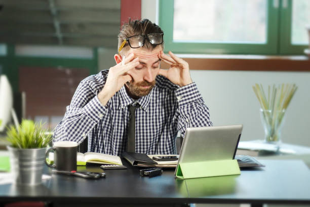 homem de escritório em momentos estressantes - computer stand - fotografias e filmes do acervo