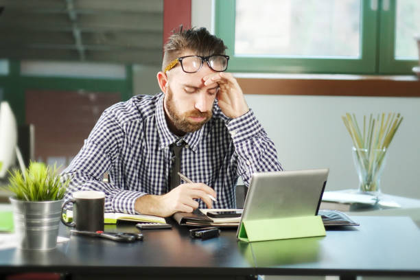 homem de escritório em momentos estressantes - computer stand - fotografias e filmes do acervo