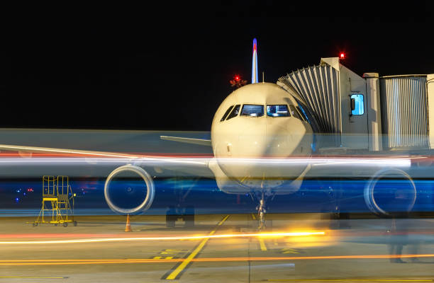 moderna vista frontale dell'aeromobile di notte, il concetto di sfocatura e persone sfocate intorno - airplane boeing runway cockpit foto e immagini stock