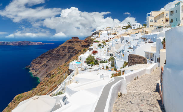 istock Idyllic view of Santorini. White architecture. Greece. 908637544