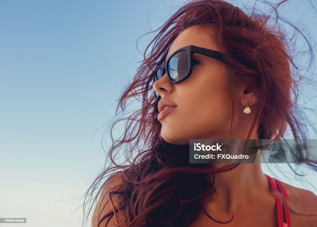 Une femme dans une lunettes de soleil. - Photo de Femmes libre de droits
