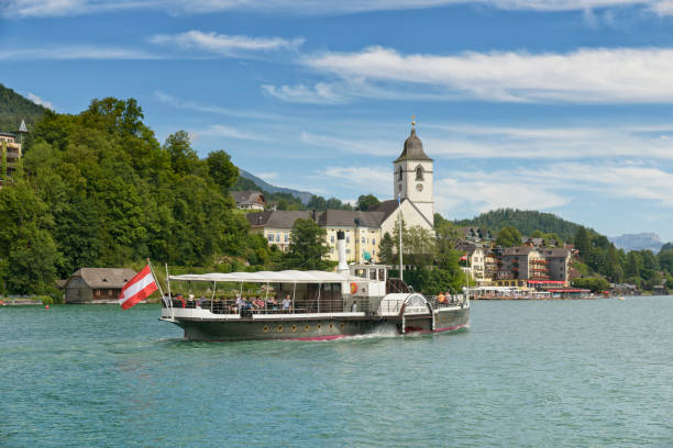 il piroscafo a pale "kaiser franz josef i" arriva nella famosa città di sankt wolfgang. la nave, varata per la prima volta nel 1873, è ancora in servizio. - wolfgangsee foto e immagini stock