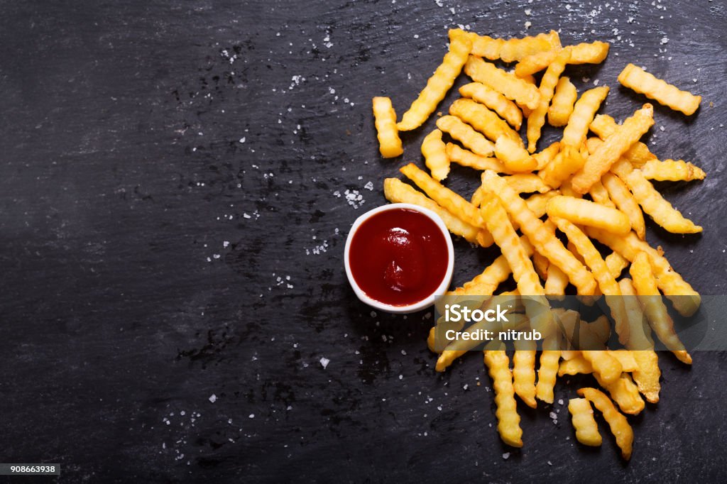 Français des frites avec du ketchup sur tableau noir - Photo de Pommes frites libre de droits