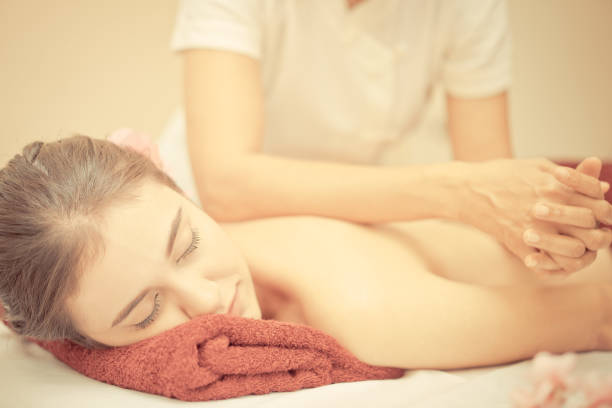 masaje tailandés con codo a una mujer detrás de masaje - massage therapist massaging sport spa treatment fotografías e imágenes de stock