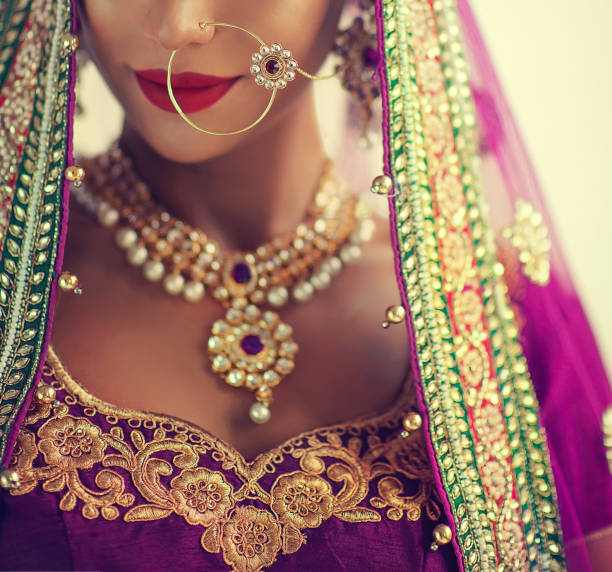 전통적인 인도 벌 사리의 근접 세부 사항입니다. 수 제 장식 완벽 - veil human face women fashion model 뉴스 사진 이미지