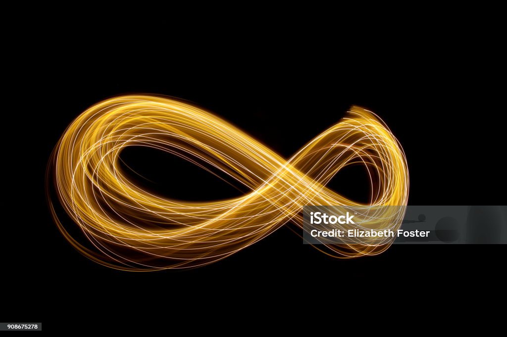 Gold Licht Malerei Fotografie, Strom des Lichtes in einem unendlichen Form Muster, Langzeitbelichtung Foto, vor schwarzem Hintergrund - Lizenzfrei Unendlichkeit Stock-Foto