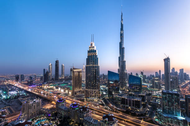 vista de la azotea del centro dubai después del atardecer. - ee fotografías e imágenes de stock