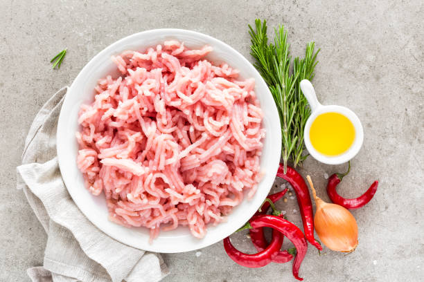 фарш. мясо фарша с ингредиентами для приготовления на светло-сером фоне. вид сверху - lean meat стоковые фото и изображения