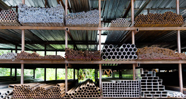 diferentes tamaños de tubos de acero en la plataforma - cylinder metalwork metal steel fotografías e imágenes de stock