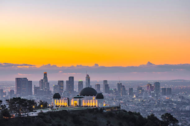 los angeles skyline at dawn - hollywood california skyline city of los angeles panoramic imagens e fotografias de stock