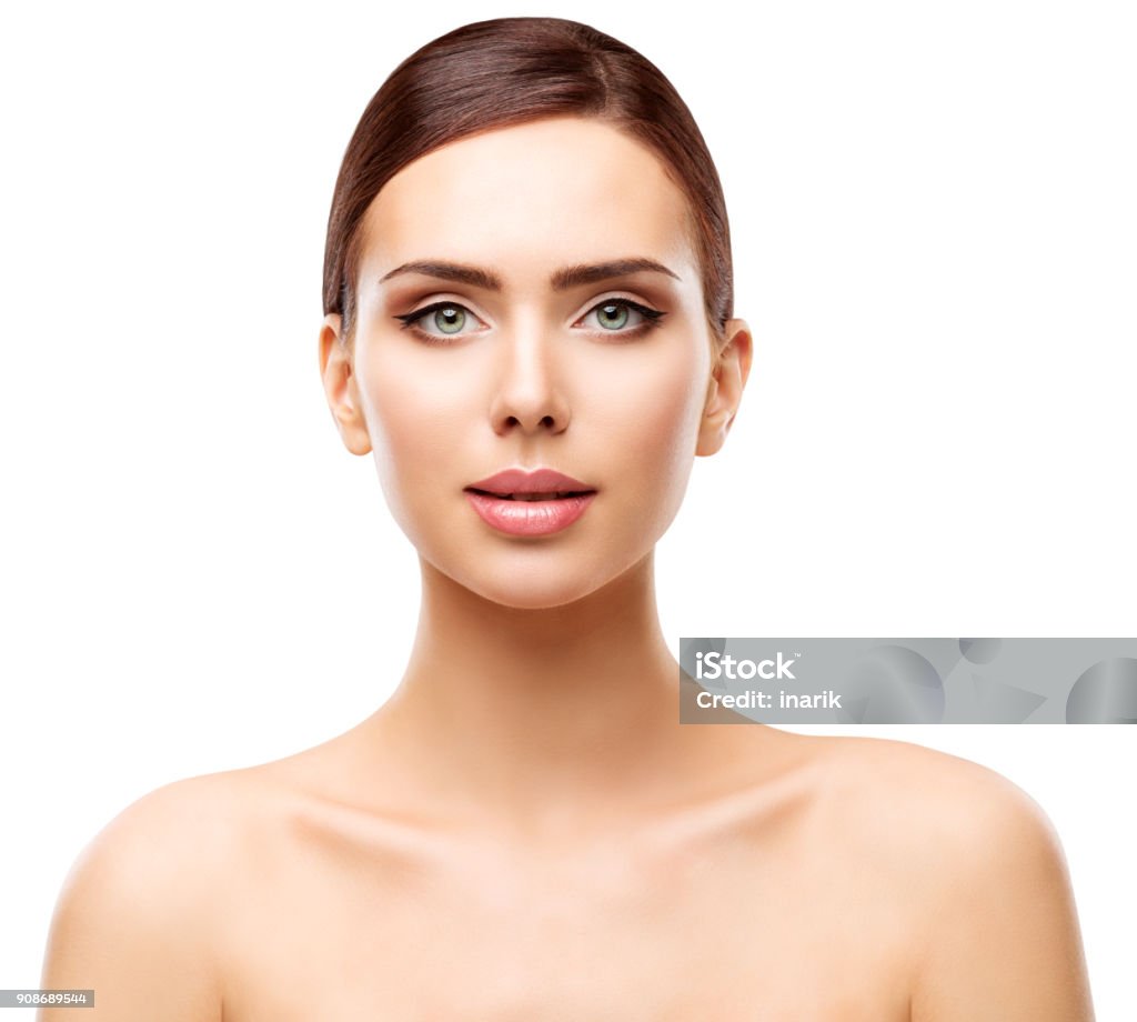 Portrait de beauté femme, naturelle lèvres yeux maquillage et visage soins de la peau, blanc isolé - Photo de Vue de face libre de droits