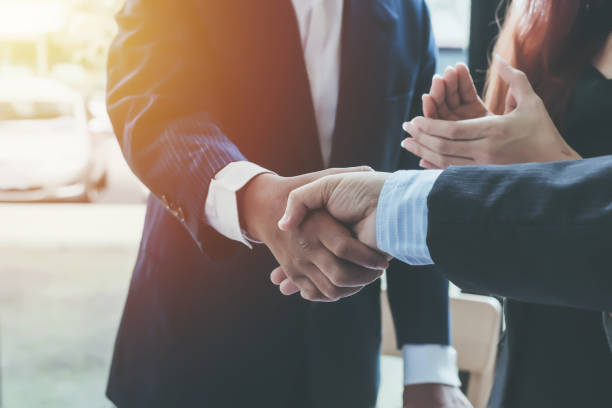 握手ビジネス。関節を祝福する経営者。 - business relationship handshake business meeting ストックフォトと画像
