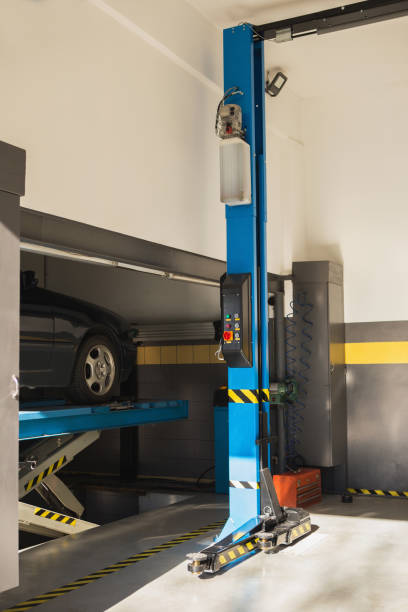 istock Electric lift in car service 908703574
