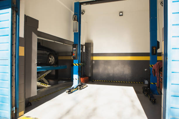 istock Electric lift in car service 908703592