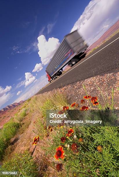 ワイルドフラワー風景トラック - 主要道路のストックフォトや画像を多数ご用意 - 主要道路, 大型トレーラー, トラック