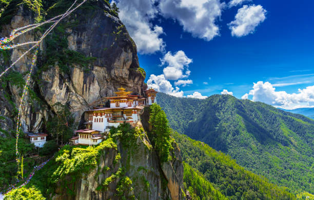 tempel an der spitze der welt - bhutan himalayas buddhism monastery stock-fotos und bilder