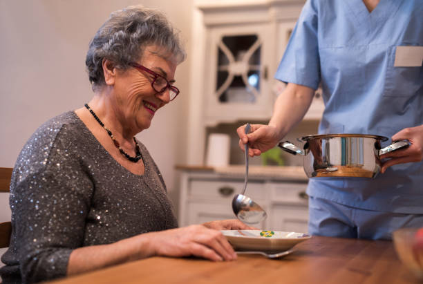 シニア女性自宅支援看護師します。 - grandmother domestic life cooking domestic kitchen ストックフォトと画像