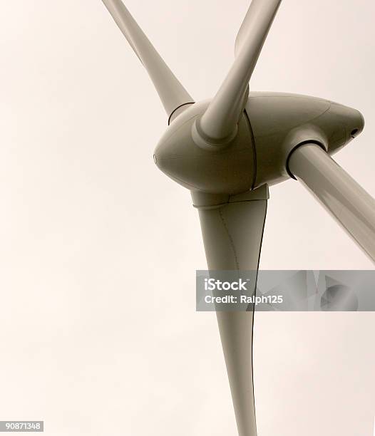 Turbina De Generador De Primer Plano Contra El Cielo Nublado Foto de stock y más banco de imágenes de Acción por el clima
