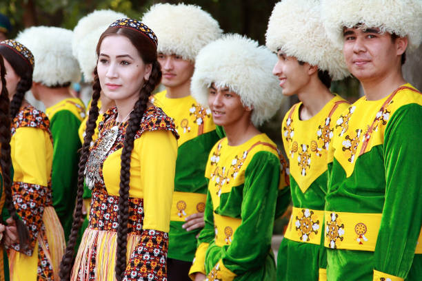 12. september 2017. aşgabat, turkmenistan: eine gruppe von tänzern vor der aufführung auf dem kurban-bairam-festival. 12. september 2017. ashgabat - bairam stock-fotos und bilder