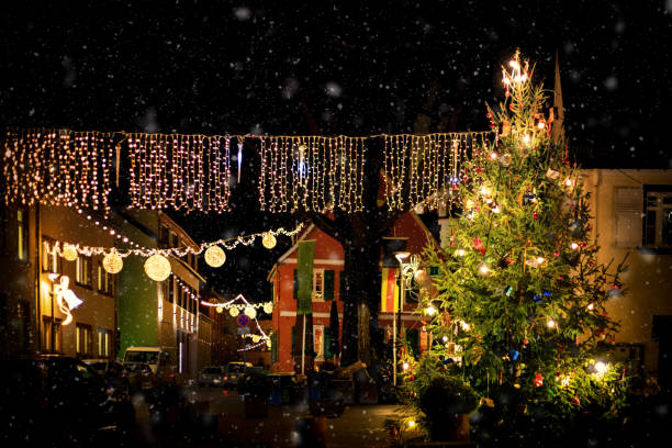 istock Romantic, illuminated Christmas tree during snowfall in the market square of Nierstein 908715498