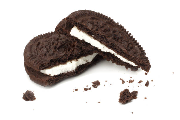 galletas de chocolate aislados en un fondo blanco - biscuit brown cake unhealthy eating fotografías e imágenes de stock