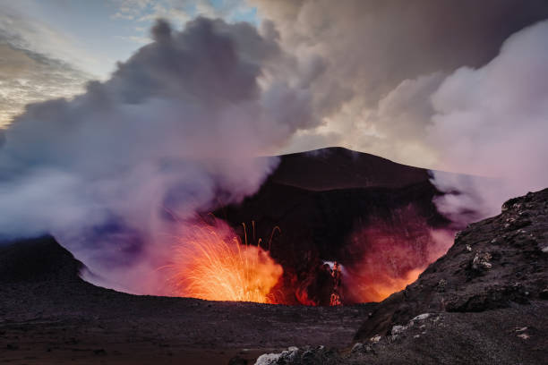 exloding ilha de tanna do vulcão em erupção monte yasur vanuatu - anel de fogo do pacifico - fotografias e filmes do acervo