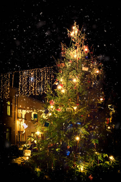 istock Romantic, illuminated Christmas tree during snowfall in the market square of Nierstein 908731262
