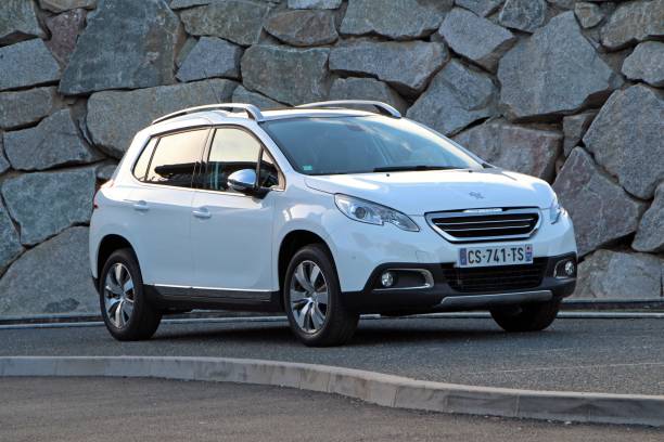 peugeot 2008 - популярный кроссовер - peugeot car french culture france стоковые фото и изображения