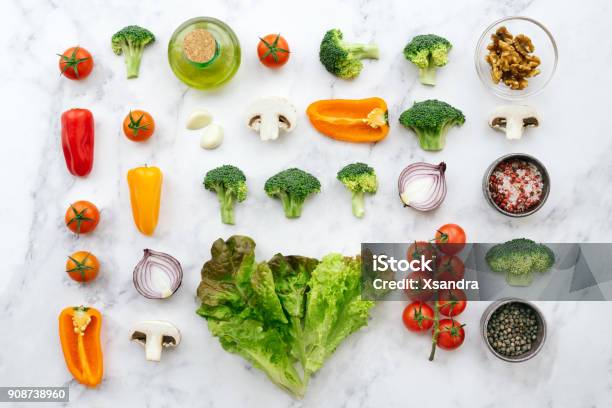 サラダ食材 Knolling コンセプト - 野菜のストックフォトや画像を多数ご用意 - 野菜, 食材, フラットレイ