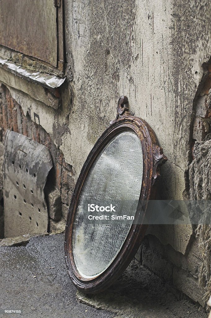 Vieux miroir debout contre le mur - Photo de A l'abandon libre de droits